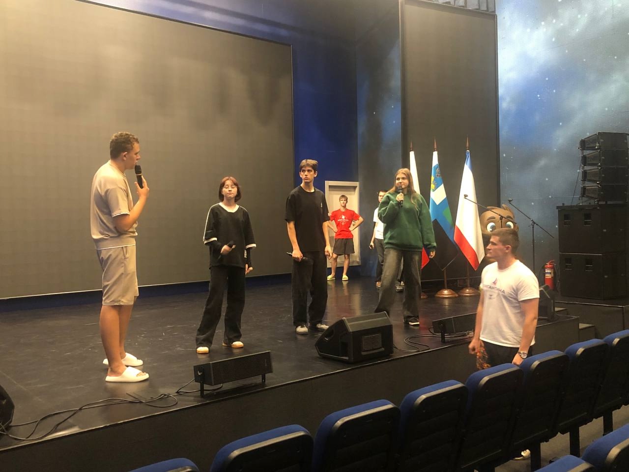 Первый выход на сцену: продолжаем рассказывать про творческую смену КВН